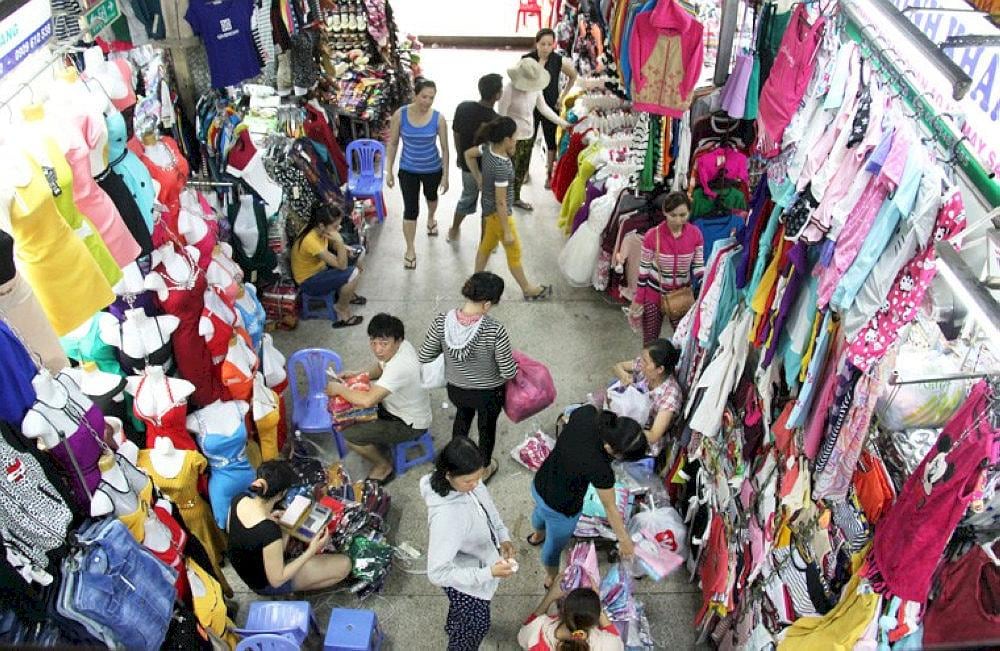 The market is particularly popular for its competitive prices, making it an attractive option for both wholesale buyers and those looking to buy clothing in bulk 